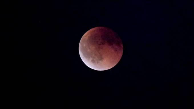 Hier verschwindet der Mond im Schatten der Erde