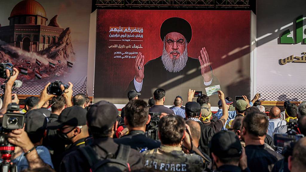 Hassan Nasrallah, Generalsekretär der pro-iranischen Hisbollah, wendet sich in einer im Fernsehen übertragenen Rede in einem südlichen Vorort von Beirut an die Menge. Foto: Marwan Naamani/dpa