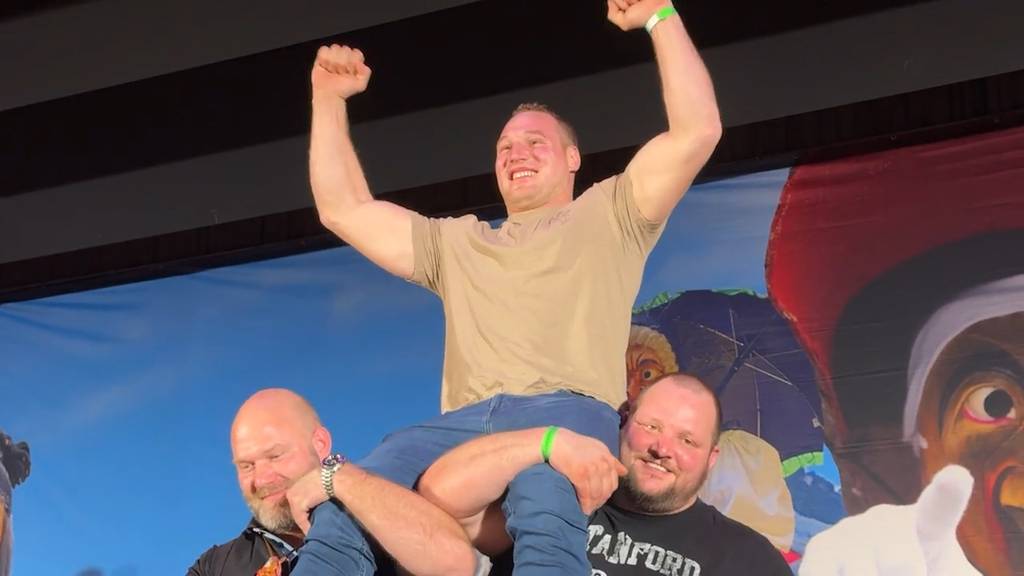 Joel Wicki wird beim Haxenfrass in Kriens gefeiert