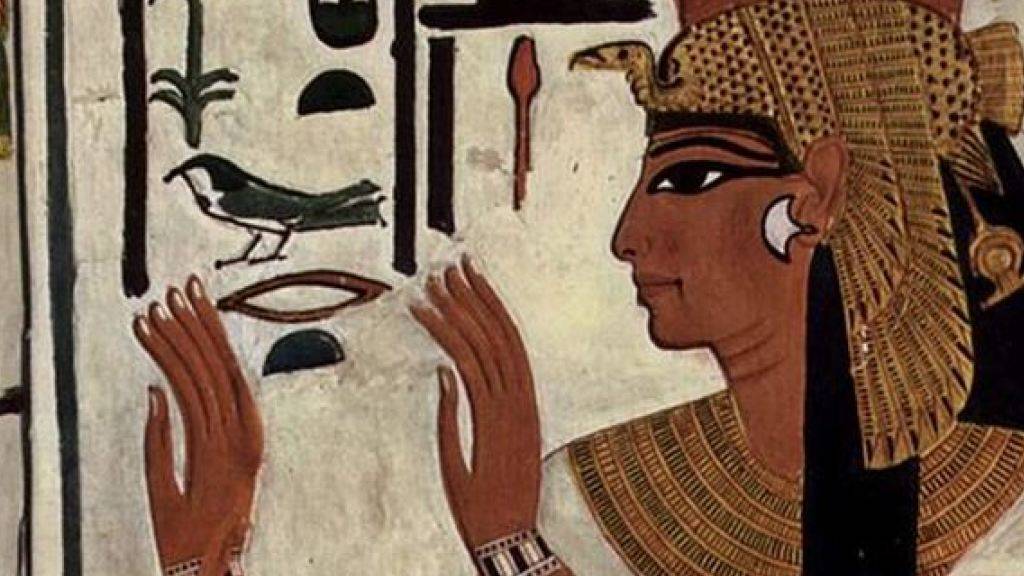 Darstellung der Königsgemahlin Nefertari auf einer Wandmalerei in ihrem Felsengrab.