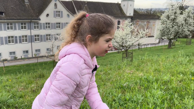 Amélie sucht das goldene Osterei beim Kloster Fahr
