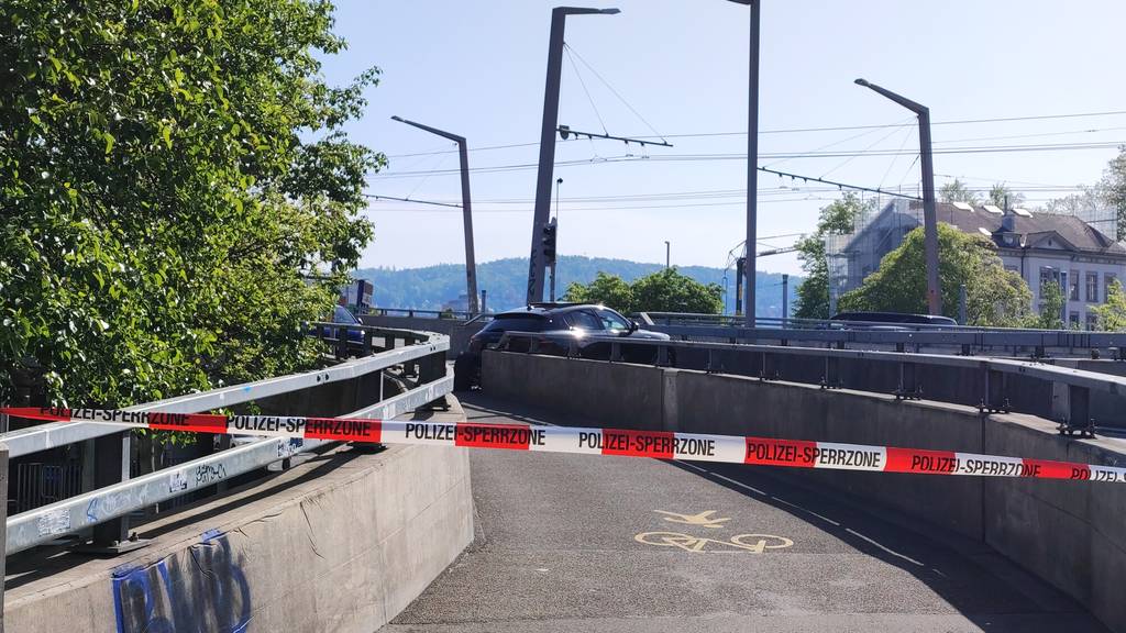 Unfall auf Zürcher Hardbrücke blockiert Verkehr