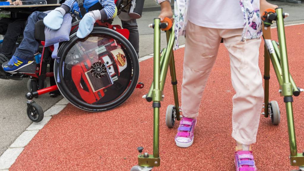 Kinder im Rollstuhl und mit Gehhilfen - rund 54'000 Kinder in der Schweiz haben eine Behinderung. Jedes fünfte dieser Kinder ist in seiner Fähigkeit beeinträchtigt, so zu leben wie andere gleichaltrige Kinder. (Archivbild)