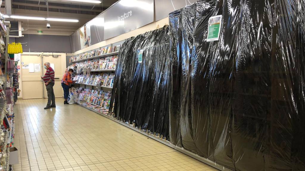 Eine Abteilung eines Supermarktes in Gex im französischen Jura ist im zweiten Lockdown geschlossen worden. Foto: Nadine Achoui-Lesage/AP/dpa
