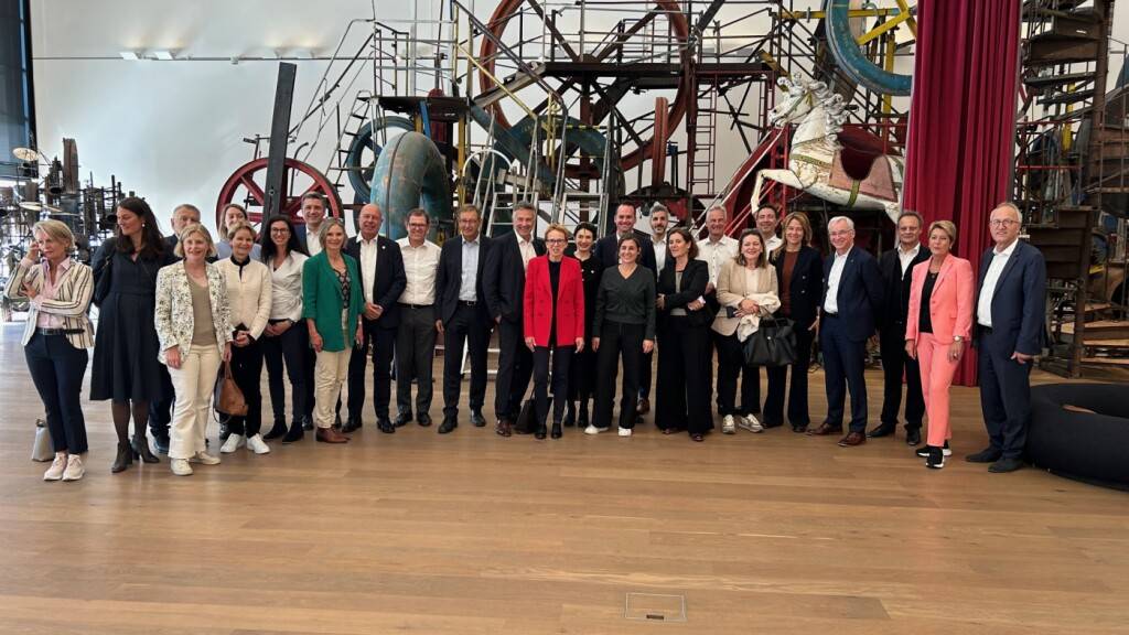 Ständerats-Gruppenbild im Museum Tinguely Basel mit der Ratspräsidentin Eva Herzog in der Mitte.