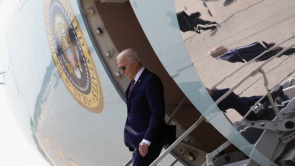 dpatopbilder - Präsident Joe Biden kommt mit der Air Force One auf dem Manchester-Boston Regional Airport an. Foto: Alex Brandon/AP/dpa