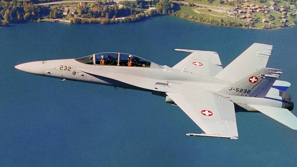 Zwei Kampfjets begleiten Flugzeug aus dem Schweizer Luftraum