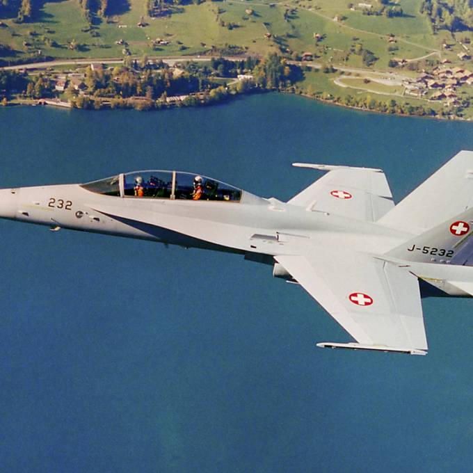 Zwei Kampfjets begleiten Flugzeug aus dem Schweizer Luftraum