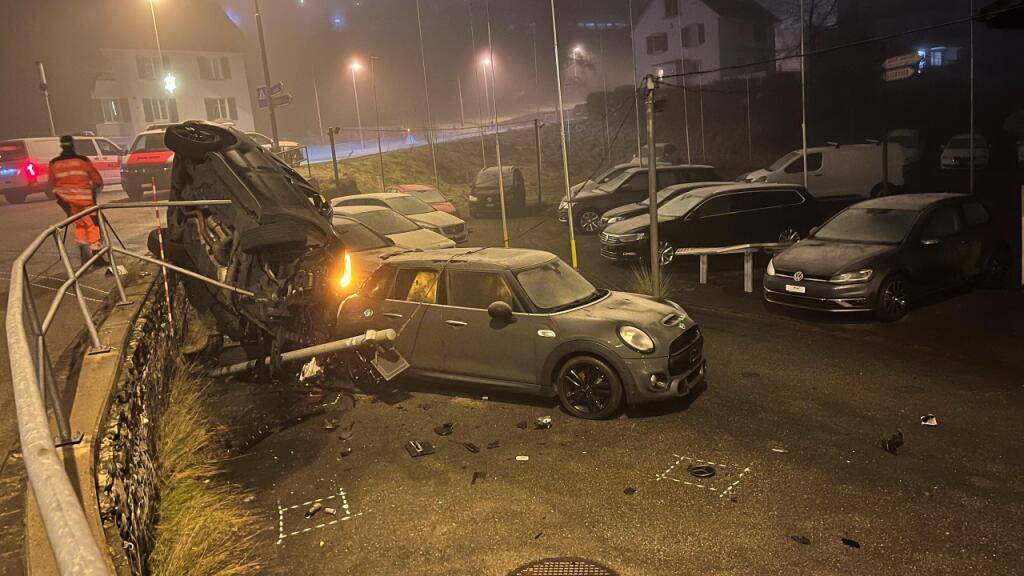 Bei einem Selbstunfall mit einem Auto ist am Samstagmorgen in Birmensdorf ein hoher Sachschaden entstanden. Verletzt wurde dabei laut Polizei niemand.