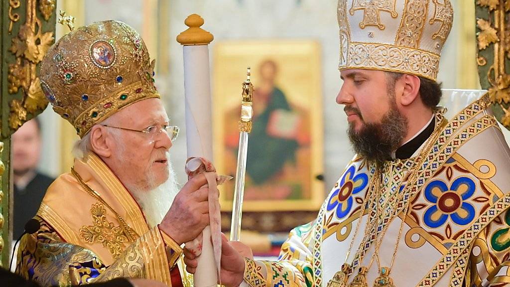 Patriarch Bartholomäus I. (links) überreichte das Dekret über die Anerkennung der neuen Orthodoxen Kirche der Ukraine an deren Oberhaupt, den Kiewer Metropoliten Epiphanius.