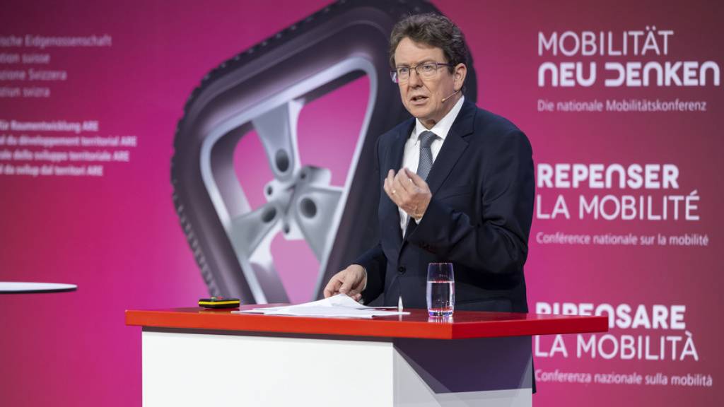 Verkehrsminister Albert Rösti hat am Dienstag an der nationalen Mobilitätskonferenz in Bern betont, wie wichtig die Verteilung der Risiken im Verkehr für dessen Stabilität ist.