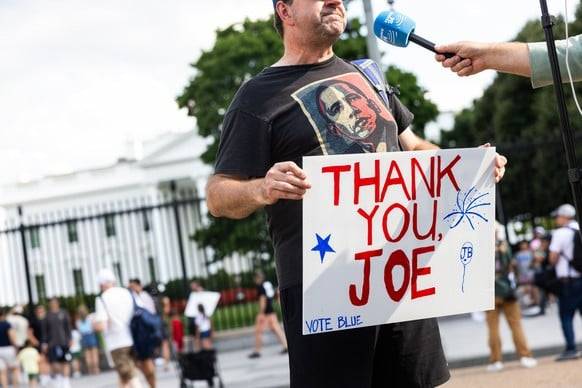 Ein demokratischer Wähler bedankt sich bei Joe Biden.