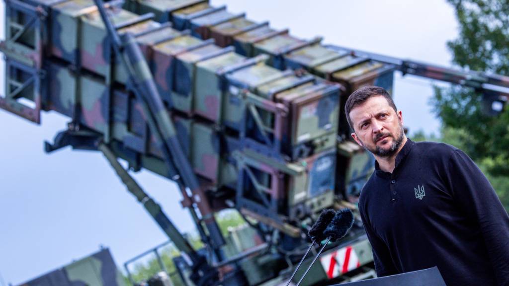 ARCHIV - Wolodymyr Selenskyj, Präsident der Ukraine, steht bei einem Besuch der Ausbildung von ukrainischen Soldaten vor dem Flugabwehrraketensystem «Patriot» auf einem Truppenübungsplatz. Foto: Jens Büttner/dpa/Archivbild