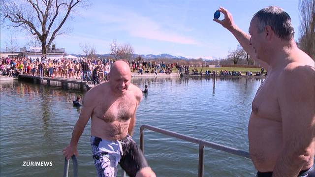 Alle Jahre wieder: Das Blaueierschwimmen