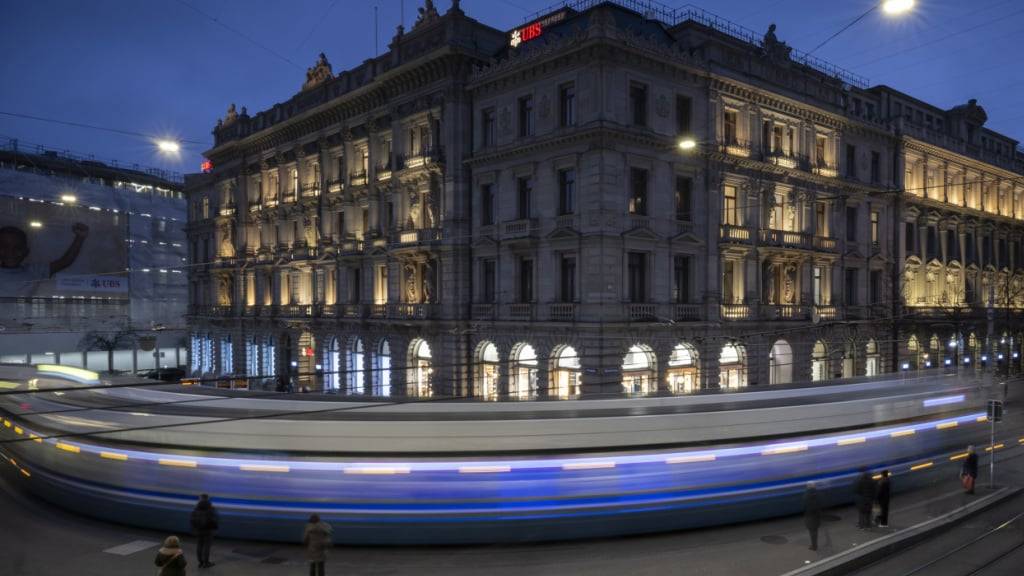 Die grossen Schweizer Banken drücken beim Personal auf die Bremse. Auf den Webseiten der zehn grössten Finanzinstitute gab es im Juni weniger Stelleninserate als noch im Monat davor. (Archivbild)