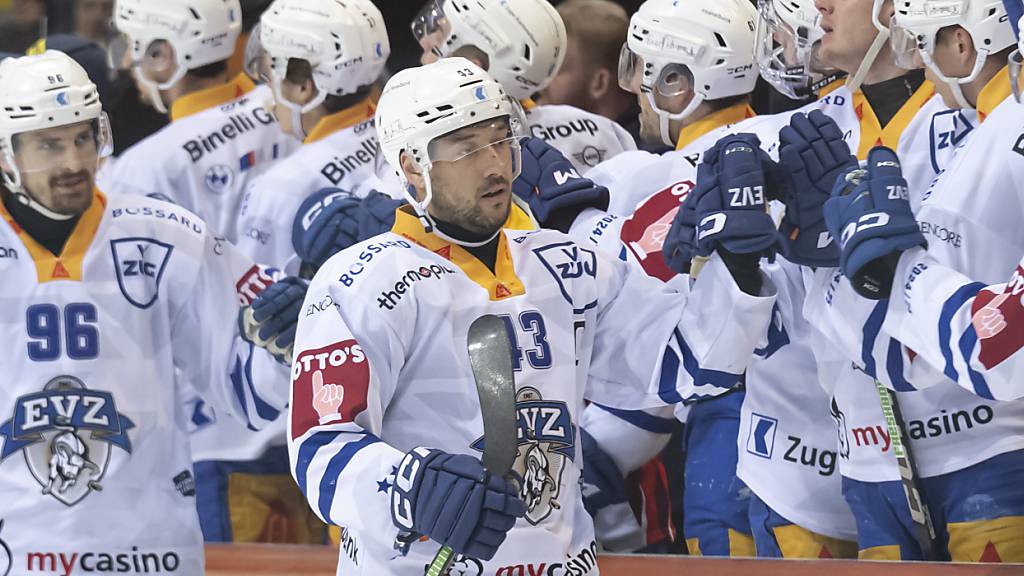 Zugs Captain Jan Kovar lässt sich beim 5:1-Sieg in Bern als Doppeltorschütze feiern