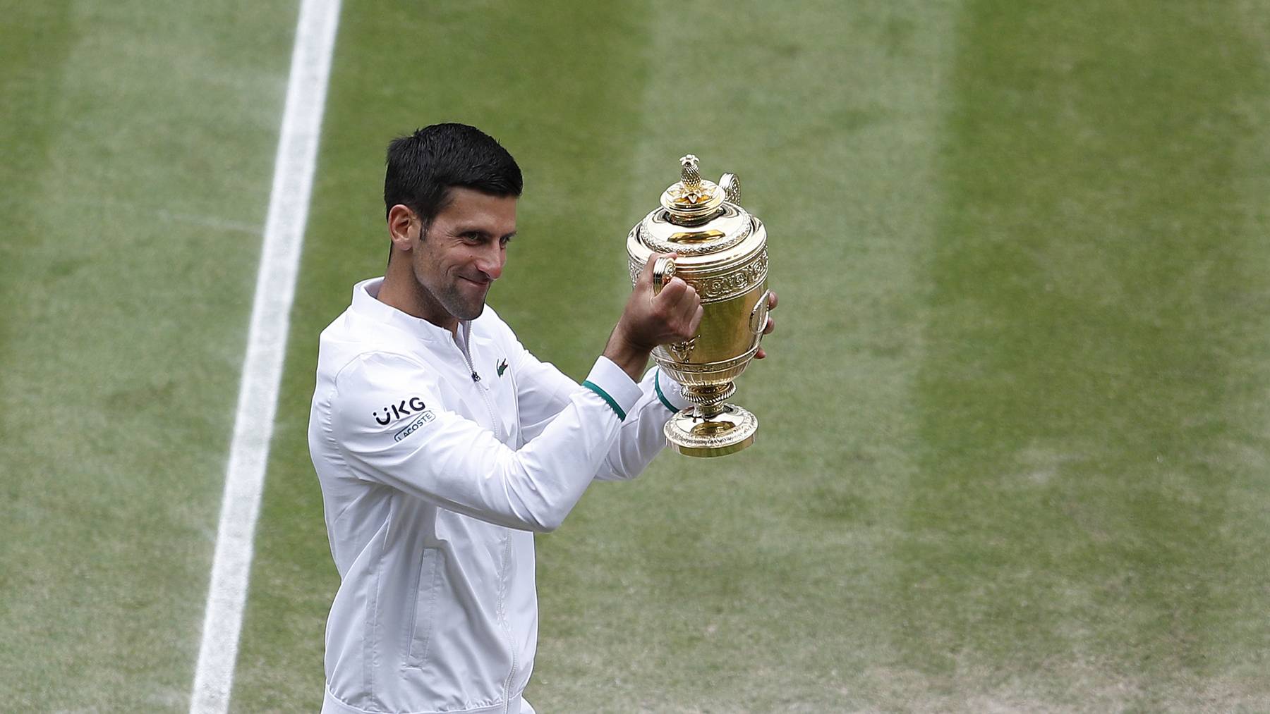 Novak Djokovic präsentiert seine 20. Grand Slam Trophäe. 
