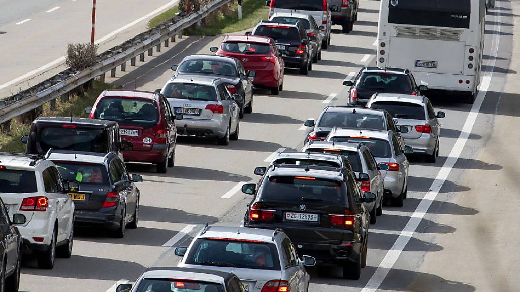 Der Rückreiseverkehr zum Ende des verlängerten Auffahrtswochenendes staute sich am Sonntag im Tessin vor dem Gotthard-Tunnel auf mehreren Kilometern. (Archivbild)