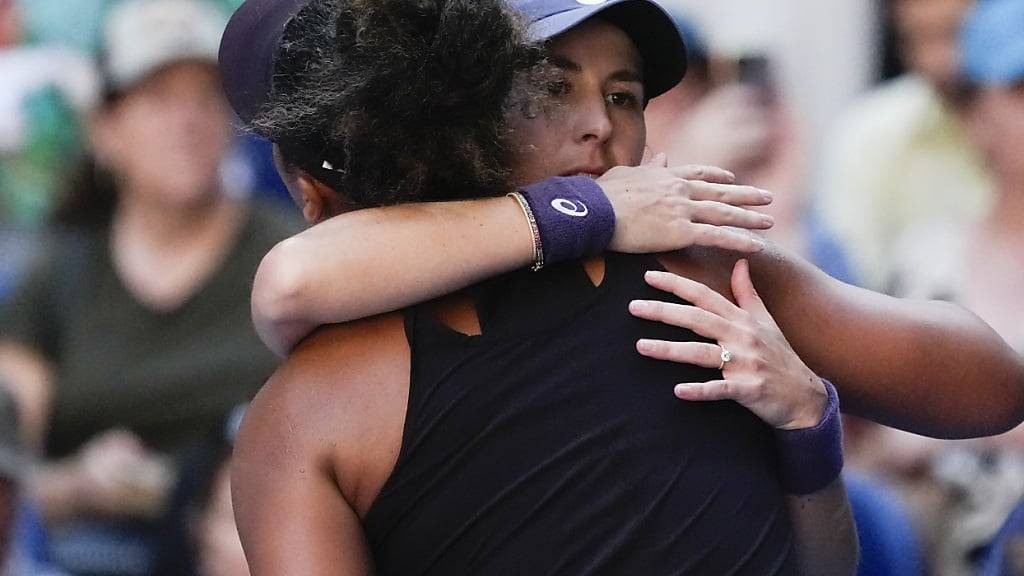 Belinda Bencic versucht beim Händeschütteln und Umarmen, die verletzte Naomi Osaka zu trösten