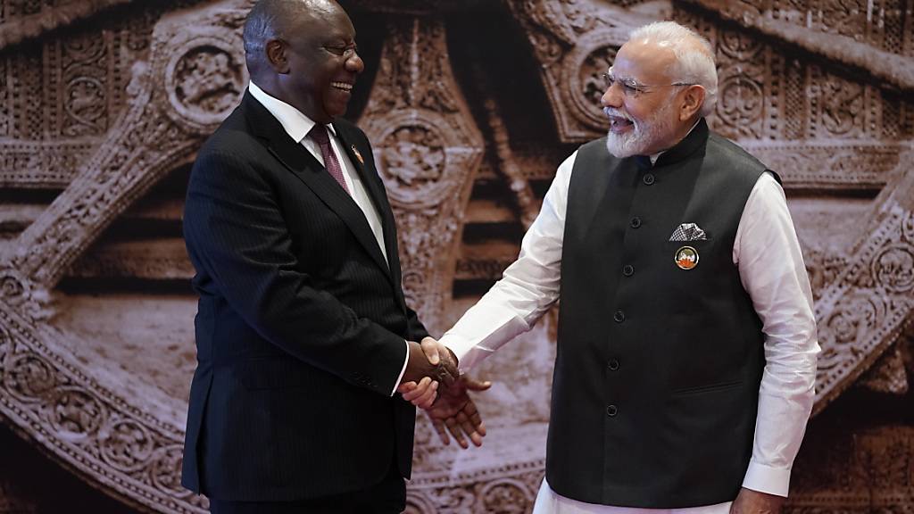Narendra Modi (r), Premierminister von Indien, begrüßt Cyril Ramaphosa, Präsident von Südafrika, bei seiner Ankunft im Bharat Mandapam Kongresszentrum anlässlich des G20-Gipfels. Foto: Evan Vucci/AP Pool/AP/dpa