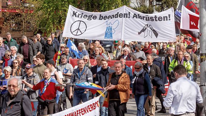 Tausende Menschen demonstrieren an Ostern gegen Krieg und Aufrüstung