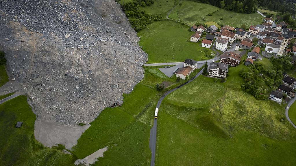 Oberhalb von Brienz GR könnten sich demnächst eine Gerölllawine lösen. Das Dorf sei aber nicht in Gefahr. (Archivbild)