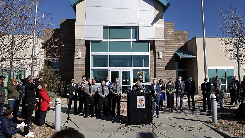 Adan Mendoza (M), Sheriff von Santa Fe County, präsentiert erste Ermittlungsergebnisse zu dem tödlichen Unfall am Filmset von «Rsut». Foto: Andres Leighton/FR171260 AP/dpa
