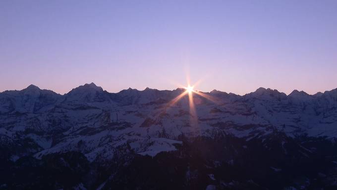 Winterbetrieb der Niesenbahn ermöglicht seltenen Blick auf Sonnenaufgang