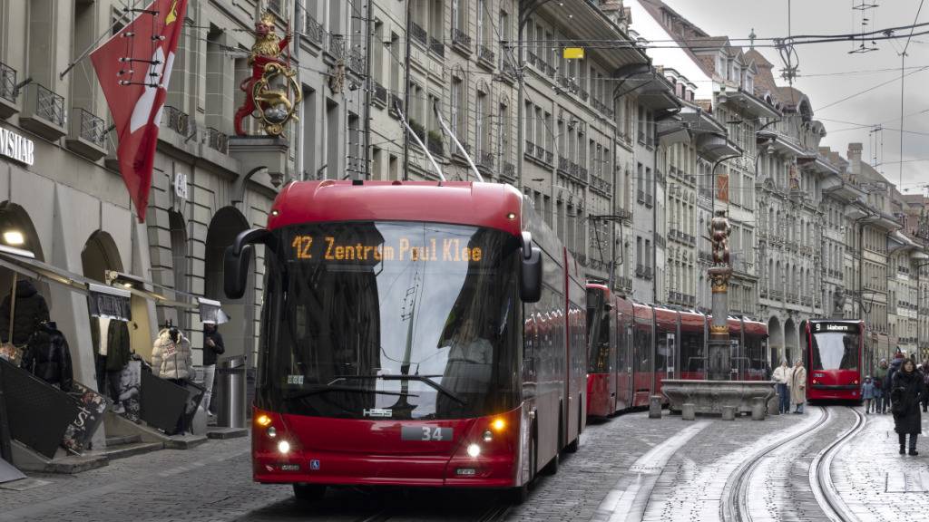 Anlässlich der Schweigeminute für die Opfer von Crans-Montana VS wurde der öffentliche Verkehr für kurze Zeit angehalten.