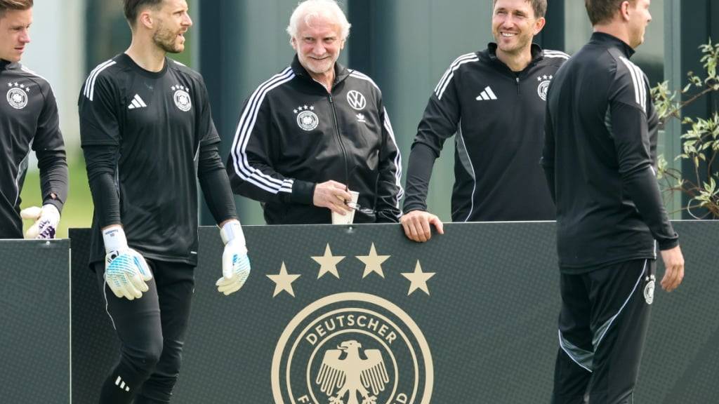 Entspannt in den Halbfinal der Nations League: Deutschlands Nationaltrainer Julian Nagelsmann (2.v.r.) und Sportdirektor Rudi Völler beobachten ihre Spieler