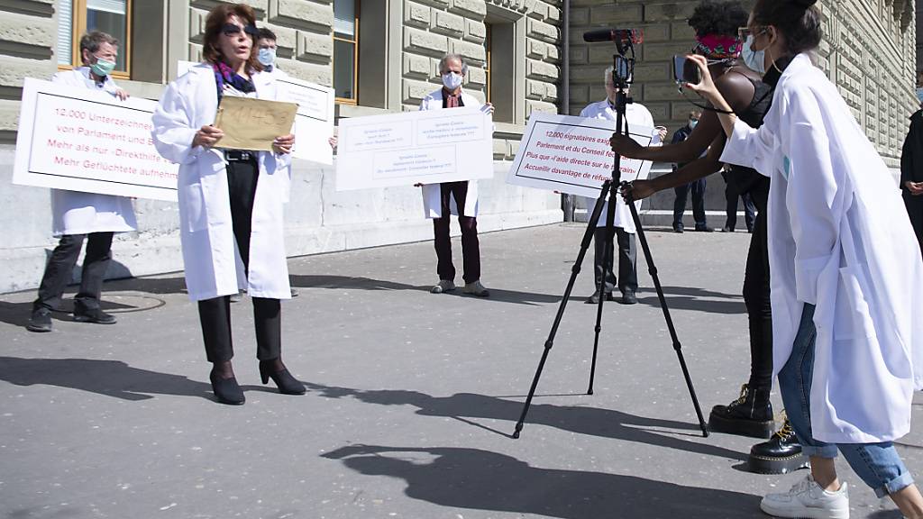 Ärztinnen und Ärzte sowie weitere Personen haben am Dienstag die Petition «Wo bleibt die humanitäre Tradition der Schweiz? Jetzt Flüchtende aufnehmen!» bei der Bundeskanzlei eingereicht.