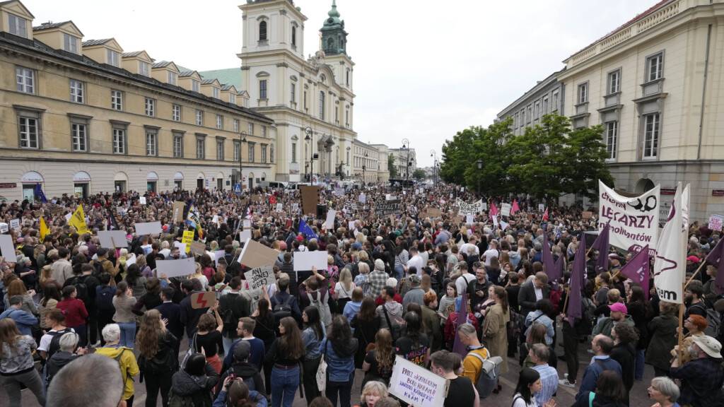 ARCHIV - Menschen nehmen an einer Demonstration teil. Polens Parlament hat den Weg für ein liberaleres Abtreibungsrecht freigemacht. Foto: Czarek Sokolowski/AP/dpa