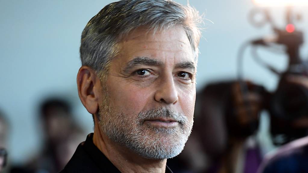 ARCHIV - George Clooney, Schauspieler aus den USA, kommt zur Premiere des Films «Catch-22 - Der böse Trick» im GUE Cinema Westfield. Foto: Ian West/PA Wire/dpa