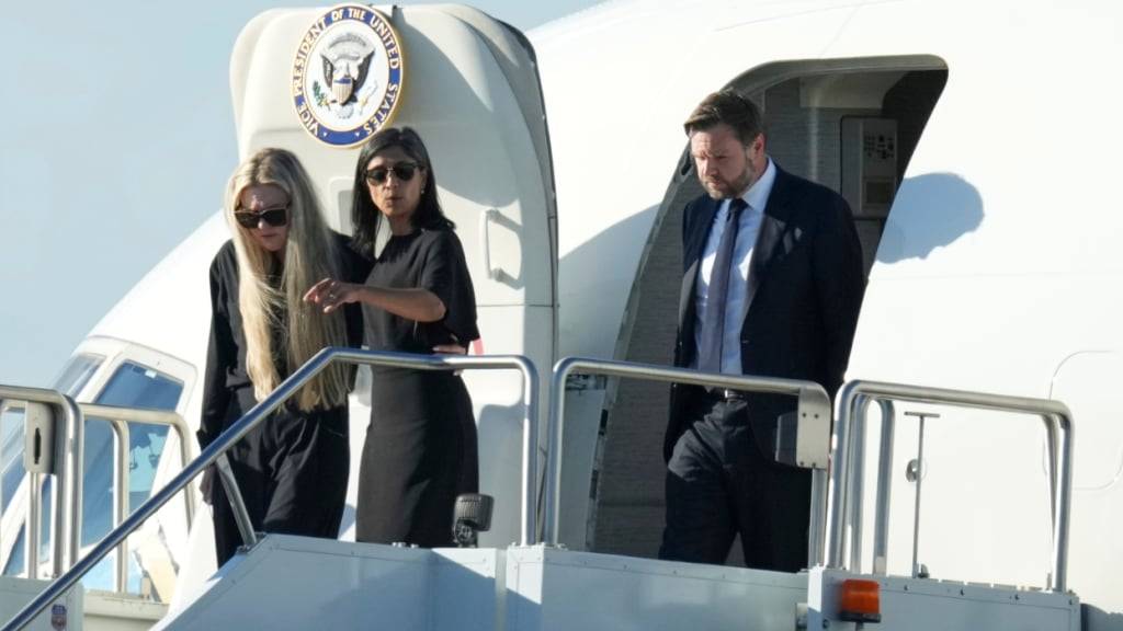 Vizepräsident JD Vance (r), Second Lady Usha Vance (M) und Erika Kirk verlassen das Flugzeug Air Force Two mit dem Leichnam von Charlie Kirk, dem CEO und Mitbegründer von Turning Point USA, der erschossen wurde, nach der Landung auf dem Phoenix Sky Harbor International Airport. Foto: Ross D. Franklin/AP/dpa