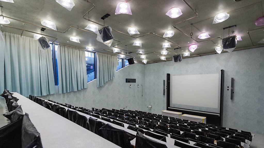 Ein Hörsaal im Neubau des Basler Biozentrums. Die Universität Basel rechnet für 2022 mit einem leichten Defizit.