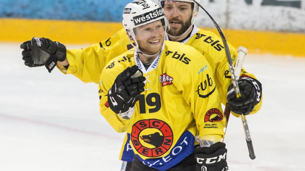 Ryan Lasch (vorne) sorgte in der Saison 2016/17 im SCB-Dress für Spektakel auf Schweizer Eis
