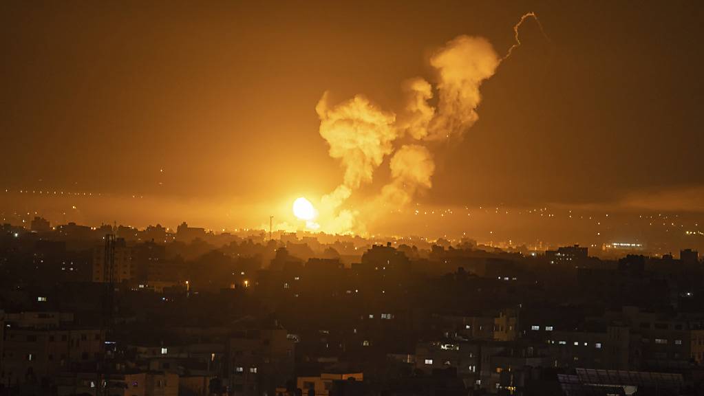 Feuer und Rauch steigen nach einem israelischen Luftangriff im Zentrum des Gazastreifens auf. Foto: Fatima Shbair/AP