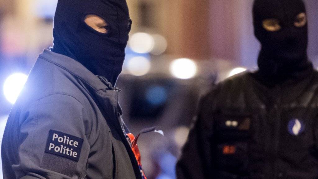 Belgische Spezialeinheiten bei Razzien im Brüsseler Stadtteil Molenbeek (Archiv). Belgien hat am Samstagmorgen die höchste Terrorwarnstufe für Brüssel ausgerufen.