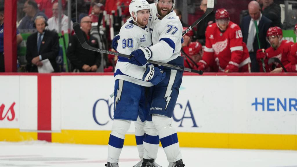 Janis Moser trifft von der blauen Linie gegen Detroit