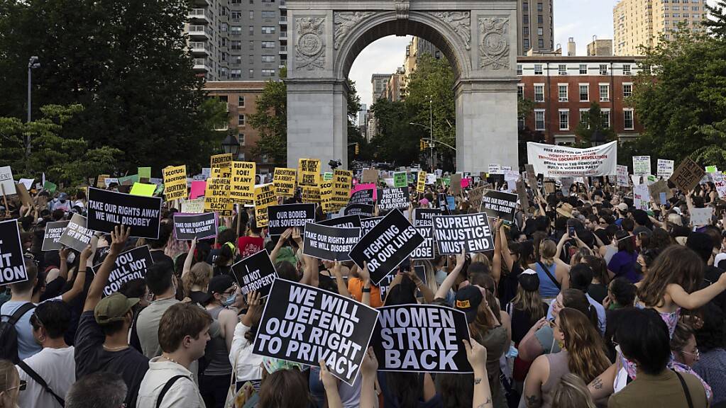 Frauen und Männer waren nach dem Urteil des US-Supreme Courts zur Abreibung auf die Strasse gegangen.