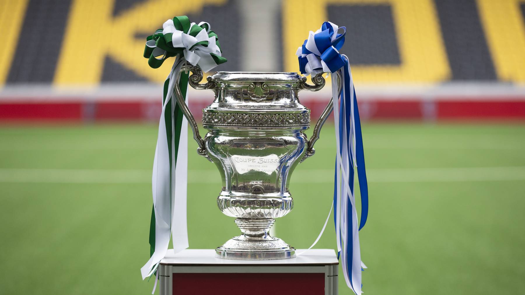 Der Pokal steht auf einem Sockel, vor dem Schweizer Fussball Cup Final zwischen dem FC St. Gallen und dem FC Luzern, am Pfingstmontag, 24. Mai 2021, im Stadion Wankdorf in Bern.