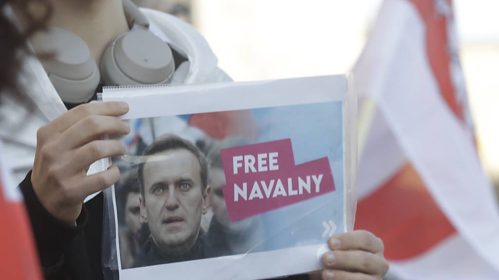Protest für den inhaftierten russischen Oppositionsführer Alexej Nawalny in Polens Hauptstadt Warschau. Foto: Czarek Sokolowski/AP/dpa