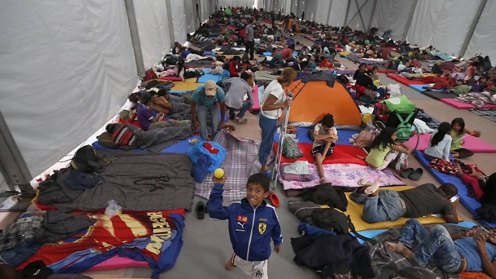 Die ersten Migranten aus Honduras und Guatemala sind in Mexiko-Stadt eingetroffen. Viele wollen weiter bis in die USA. Präsident Donald Trump hat damit gedroht, Soldaten gegen sie einzusetzen.  (Foto: Marco Ugarte/AP)