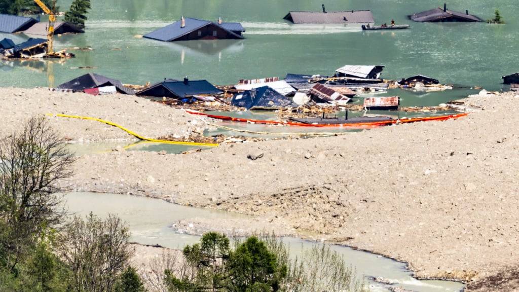 Boote der Schweizer Armee helfen bei der Räumung von Trümmern wie Hausdächer und Schwemmholz in Blatten VS.