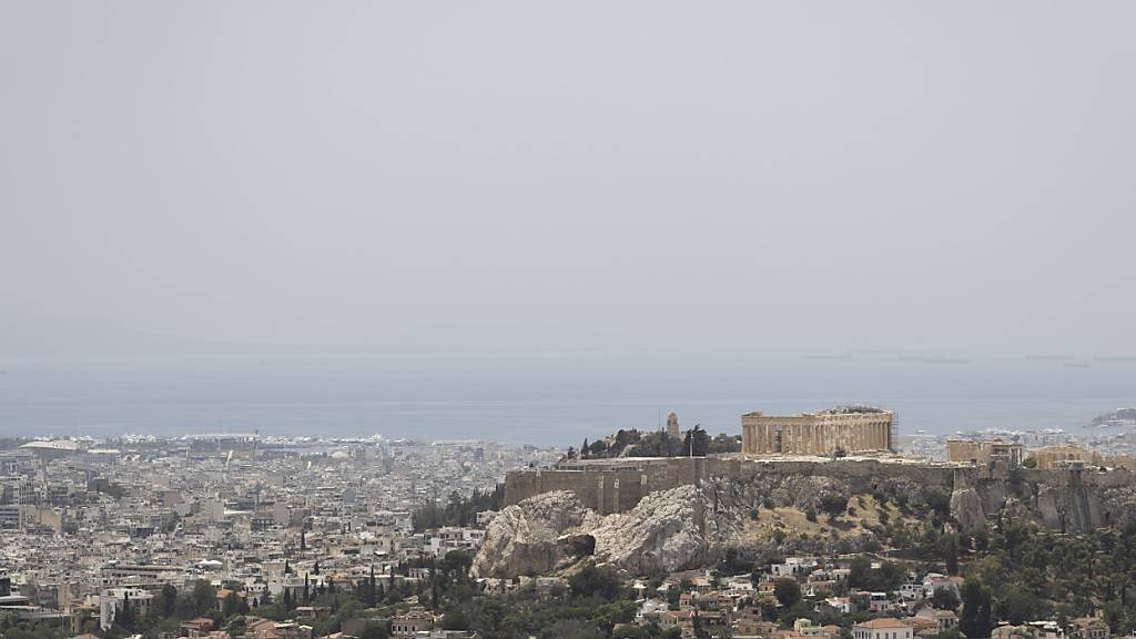 ARCHIV - Der Touristenmagnet Akropolis in Athen. Foto: Socrates Baltagiannis/dpa