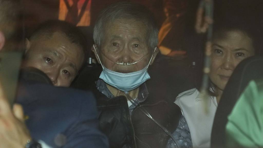 Alberto Fujimori (M), Perus ehemaliger Präsident, wird von seinen Kindern Kenji (M, l), und Keiko (M, r) aus dem Gefängnis gefahren. Foto: Martin Mejia/AP