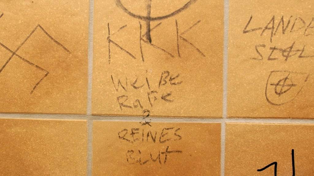 Die Verwendung von Symbolen des Nationalsozialismus soll verboten werden. Das will der Nationalrat. (Archivbild)