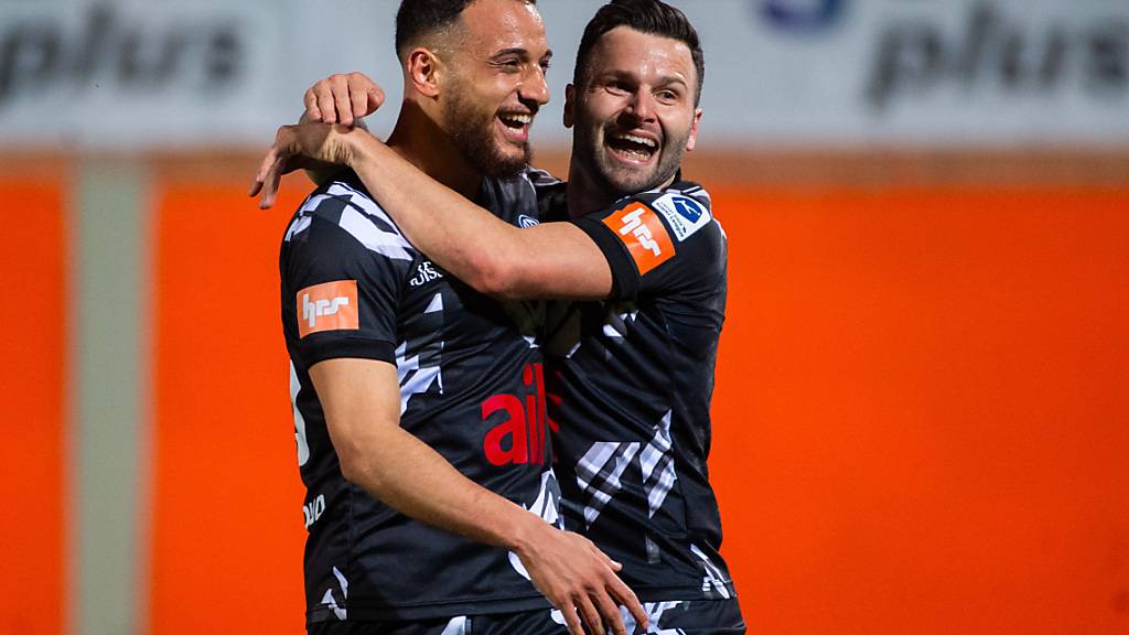 Renato Steffen herzt Luganos 1:0-Torschützen Hadj Mahmoud