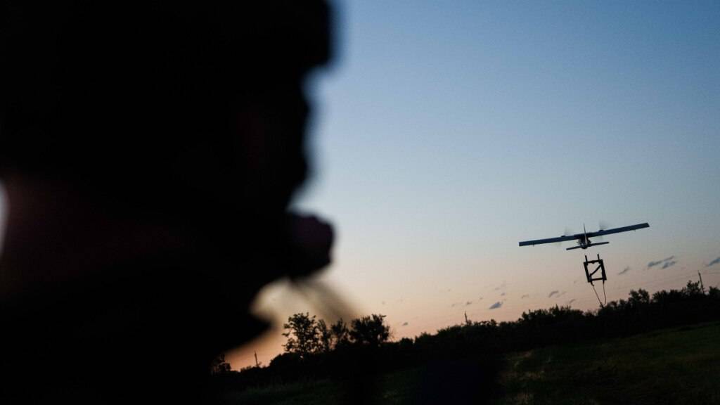 ARCHIV - Ein Soldat der ukrainischen K-2-Brigade startet an der Front in der ukrainischen Region Donezk eine Mittelstrecken-Drohne in Richtung russischer Stellungen. Foto: Evgeniy Maloletka/AP/dpa