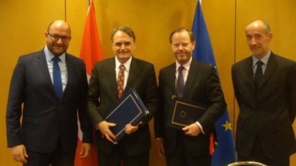 Der Schweizer Staatssekretär Mario Gattiker (2. von links) nach der Unterzeichnung mit dem niederländischen EU-Botschafter Pieter de Gooijer (3. von links) als Vertreter der niederländischen EU-Ratspräsidentschaft.